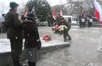 1111_pod_pomnikiem_022.jpg